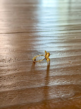 Load image into Gallery viewer, waterproof flower ring