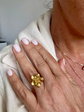 Load image into Gallery viewer, waterproof flower ring