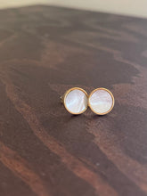 Load image into Gallery viewer, flat pearl stud earrings