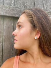 Load image into Gallery viewer, flat pearl stud earrings