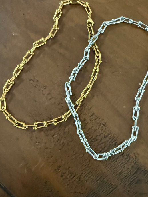 horseshoe link necklace