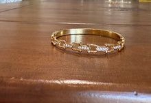 Load image into Gallery viewer, waterproof horseshoe cz bangle