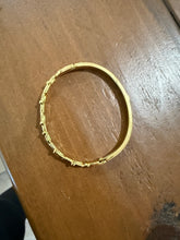 Load image into Gallery viewer, waterproof horseshoe cz bangle