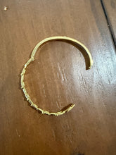 Load image into Gallery viewer, waterproof horseshoe cz bangle