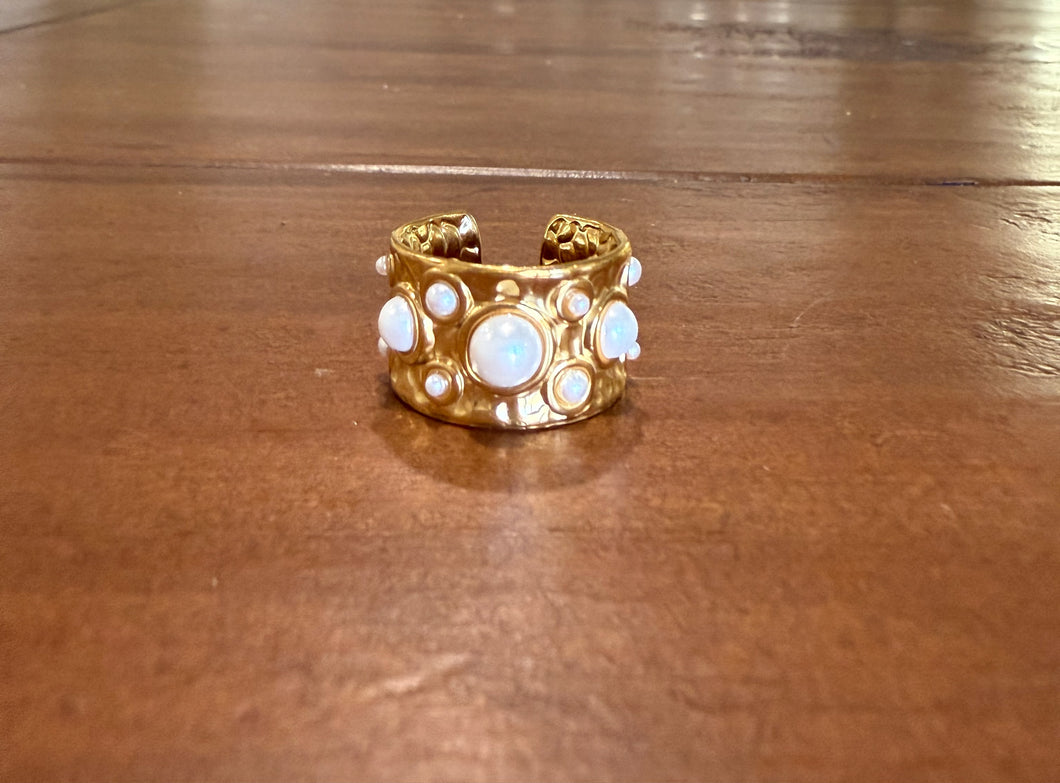hammered waterproof wide band pearl ring