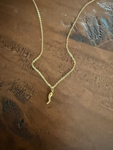 Load image into Gallery viewer, dainty italian horn necklace