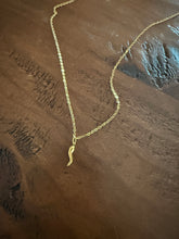 Load image into Gallery viewer, dainty italian horn necklace