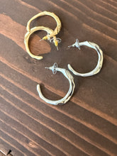 Load image into Gallery viewer, wavy hoop earrings
