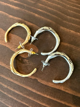 Load image into Gallery viewer, wavy hoop earrings