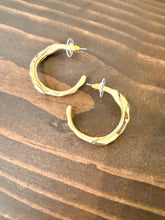 Load image into Gallery viewer, wavy hoop earrings