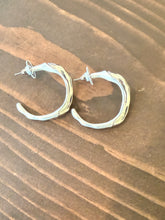Load image into Gallery viewer, wavy hoop earrings