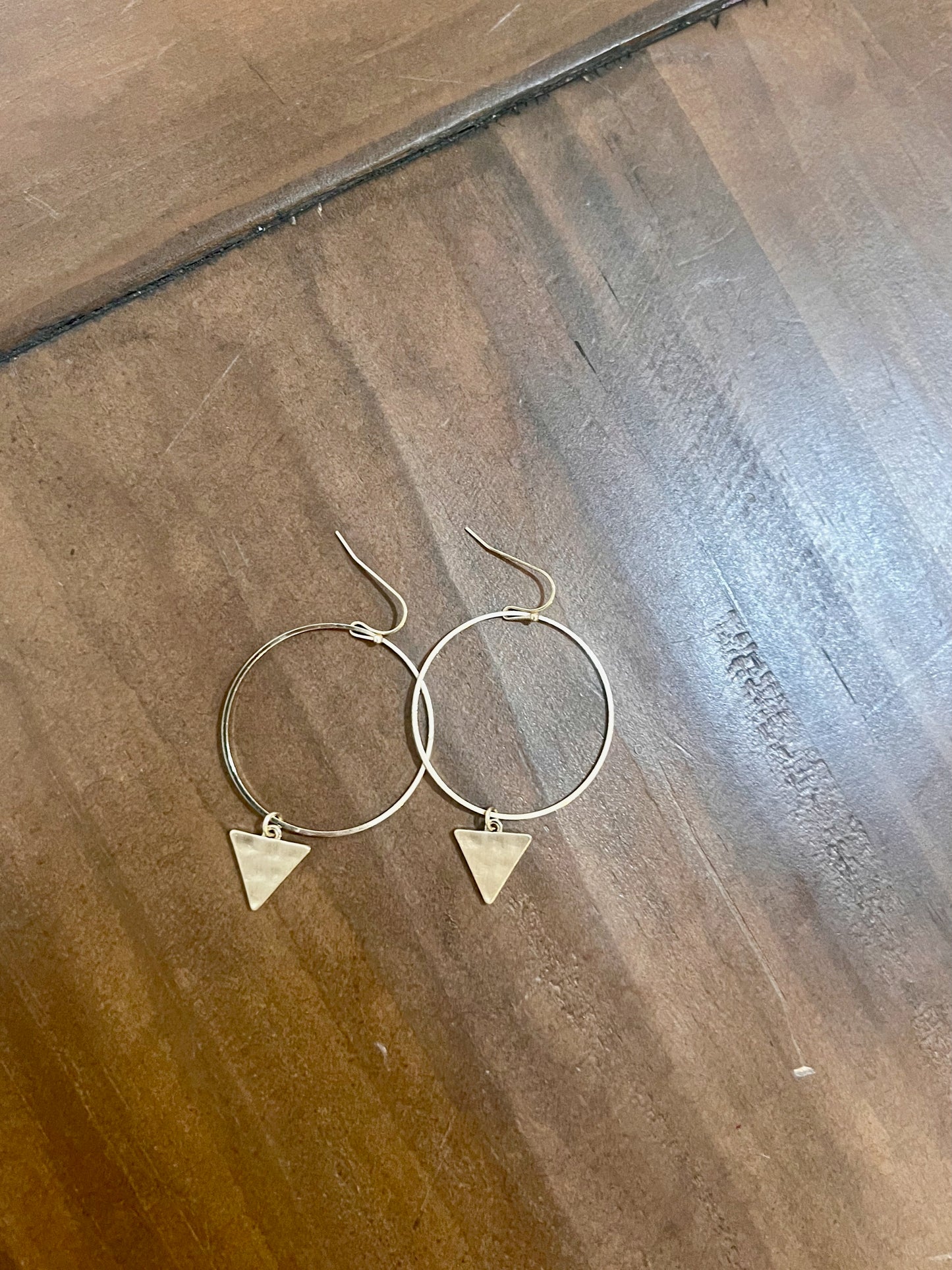 hammered triangle drop hoop