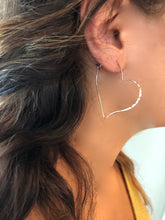 Load image into Gallery viewer, hammered heart hoop earrings
