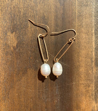Load image into Gallery viewer, paper clip pearl dangle earrings